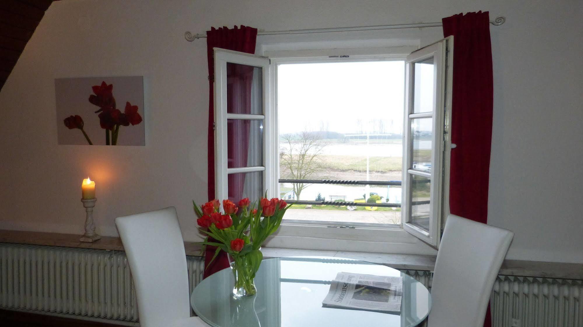 Rhein River Guesthouse - Direkt Am Rhein Leverkusen Eksteriør billede